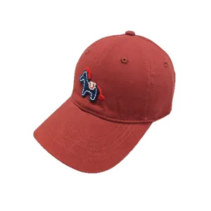 Cappellino da baseball rosso con toppa di pony ricamato, cappello parasole casual.