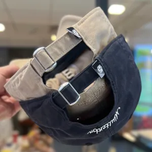 Lässige Baumwoll-Baseballkappe mit verstellbarer Metallschnalle und stilvoller Stickerei.
