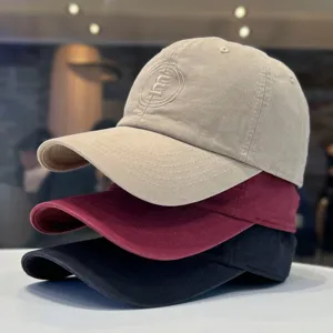Detailansicht hochwertiger, lässiger Soft-Top-Baseballcaps in Khaki, Weinrot und Schwarz.