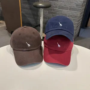 Detailansicht bestickter Giraffen Baseballkappen im koreanischen Stil in verschiedenen Farben.
