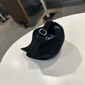 Klassische schwarze Baseballkappe aus gewaschenem Denim mit metallenem Verstellriemen hinten