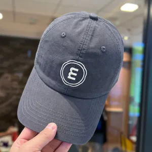 Dunkelgraue weiche Baseballkappe mit besticktem Buchstaben, lässiger Sonnenschutz Dad Hat.