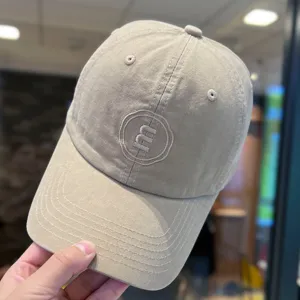 Detailaufnahme einer khakifarbenen Baumwoll-Baseballkappe mit gesticktem Logo, Freizeithut.