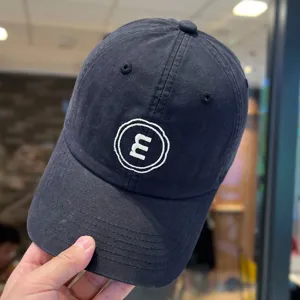 Schwarze Baumwoll-Baseballkappe Detail mit weißem gestickten Buchstaben e Muster.