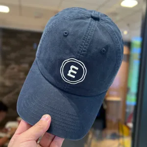 Klassische dunkelblaue, weiche Baseballkappe mit gesticktem Buchstaben-Logo für Alltag.