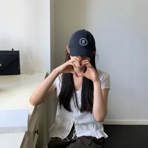 Klassische dunkelblaue Baseballkappe mit weißer Stickerei, weiche Freizeitmütze.