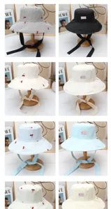 Chapeau bob d'été pour femme avec broderie de cerises, motifs à carreaux et liens. Soleil.