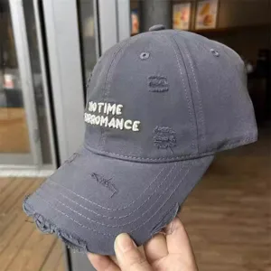 Casquette de baseball en coton gris vieilli pour femmes avec broderie blanche et protection.