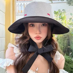 Chapeau bob à carreaux chic avec broderie cerise, large bord et lien ruban noir pour femme.