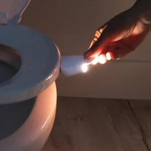 Luz nocturna LED recargable para inodoro con sensor de movimiento para bano seguro.