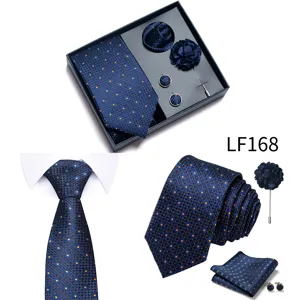 Set de corbata para hombre en azul con pañuelo gemelos y flor de solapa elegante.