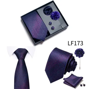 Elegante set de regalo de corbata a cuadros morados con pañuelo, gemelos y flor de solapa.