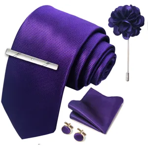 Set ανδρικής μωβ γραβάτας με κλασική γραβάτα twill, μαντηλάκι τσέπης και μανικετόκουμπτα.