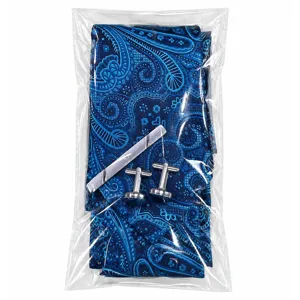Vista dettagliata del set di cravatte paisley blu con gemelli e clip in confezione chiara.