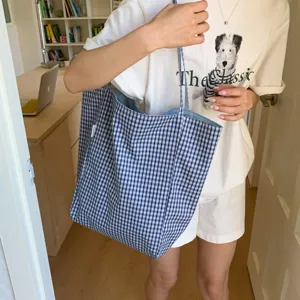 Λεπτομέρεια τσάντας shopper καρό μπλε και λευκή, ελαφσιά καμβάς καθημερινή τσάντα αγορών.