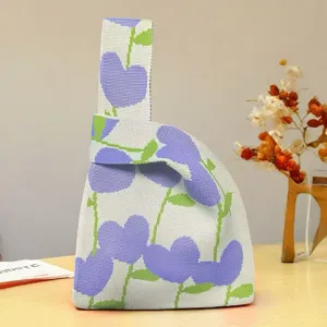 Sac à main tricoté en maille avec motif floral violet, joli cabas pour cadeau quotidien.