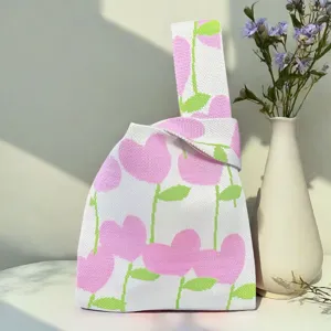 Sac cadeau tricote avec joli motif de fleurs roses, sac à main élégant pour le nouvel an.