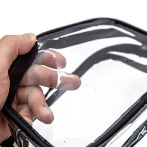 Transparente Kosmetiktasche Detail zeigt wasserdichtes Material und Reißverschluss.