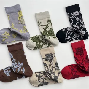 Vue detaillee de chaussettes mi-hautes a motif floral gaufre retro en coton doux et respirant.