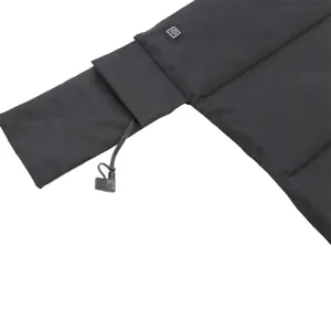 Detailansicht der beheizten Outdoor-Sitzunterlage, schwarzes tragbares Camping-Heizkissen mit Kabel.