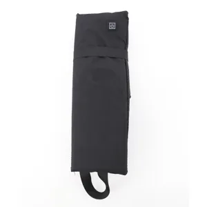 Tragbares klappbares Heizkissen Detailansicht mit Ein-/Ausschalter Symbol und praktischem Gurt.