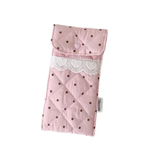 Astuccio per occhiali trapuntato a pois rosa con grazioso bordo in pizzo e bottone a cuore.