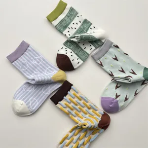 Gros plan détaillé de chaussettes en coton à motif tendance avec texture de tricot unique.