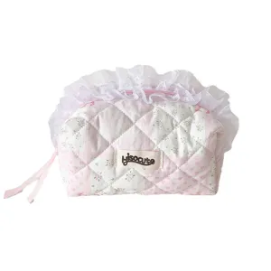 Graziosa borsa per trucco trapuntata rosa con bordo in pizzo bianco, pochette portatile.