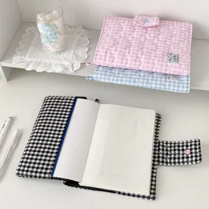Copertina per agenda a quadri trapuntata in stile coreano con bottone a pressione a cuore.