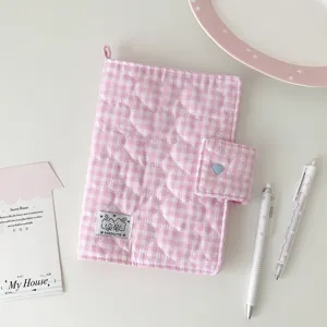 Copertina per planner a quadri trapuntata rosa con grazioso motivo a cuore per il diario.