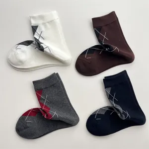Calzini in cotone con motivo argyle classico, stile vintage accogliente, quattro colori.