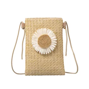 Sac bandoulière mini tressé en paille pour femme été avec fleur de marguerite blanche.
