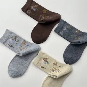 Autunno inverno calzini lana fiori vintage morbidi accoglienti stile letterario donna