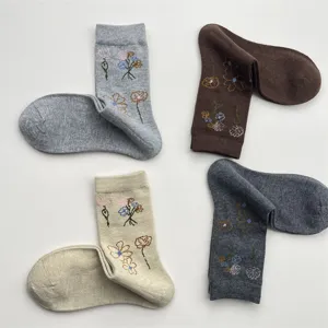 Vista dettagliata di eleganti calze in lana da donna con delicati ricami floreali.
