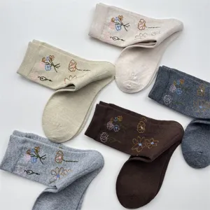Autunno inverno floreale ricamata lana calzini medio tubo retro disegno a linea donna