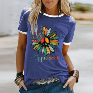 Dettaglio ravvicinato di t-shirt ringer da donna con grafica hippie soul e stampa floreale colorata.