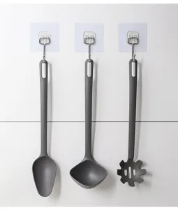 Ganchos adhesivos transparentes resistentes con utensilios de cocina colgantes para guardar.