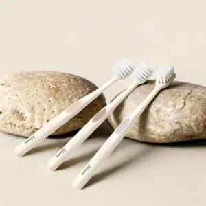 Minimalistische Breiter-Kopf Weiche Zahnbürste mit antibakteriellen Borsten für die Mundpflege.