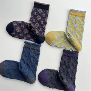 Vintage embossed floral mid-tube socks for women, cute cotton color-block lace socks.