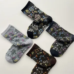 Japanische Retro Socken mit Blumenstickerei, weiche Baumwolle fur Damen im Herbst.