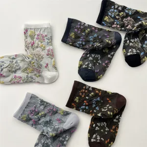 Detailansicht von Vintage Relief Blumen Wadensocken mit filigranen Pflanzenmustern im Herbst.