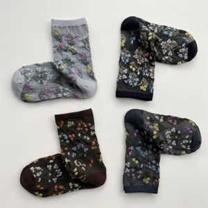 Detailansicht japanischer Retro-Relief-Blumen-Socken, die 3D-Pflanzenstickereien zeigen.