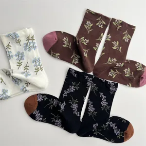 Women vintage floral mid-tube cotton socks, cute contrast color casual daily wear socks.