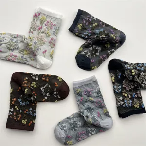 Retro florale bestickte Wadenlange Baumwollsocken für Damen, vintage botanisches Design gemütlich.