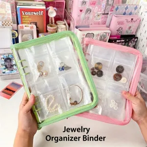 Detalle de carpeta A5 transparente, ideal para organizar joyas, botones y otros objetos pequeños.