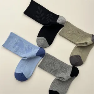 Minimalist mid-tube cotton socks featuring subtle bird jacquard and contrast toes and heels.