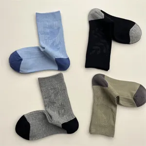 Comfortable autumn winter cotton mid-calf socks with delicate jacquard bird patterns.