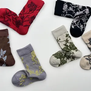 Gros plan détaillé de chaussettes mi-tubes à relief floral vintage en coton doux.