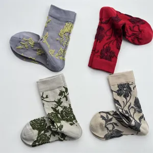 Vue détaillée des chaussettes à motif floral vintage, en coton respirant pour femmes.