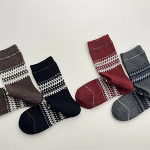 Λεπτομερής λήψη vintage καλτσών πλεκτών Fair Isle με πολύχρωμα ρετρό σχέδια.
